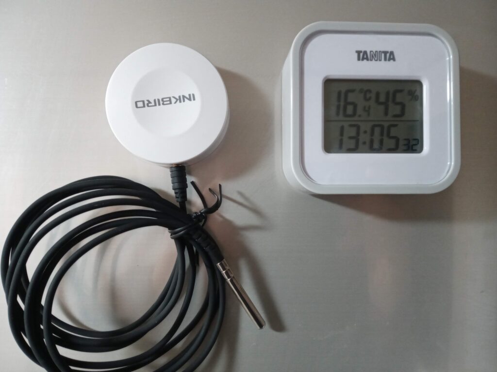 IBS-TH1とタニタの温湿度計