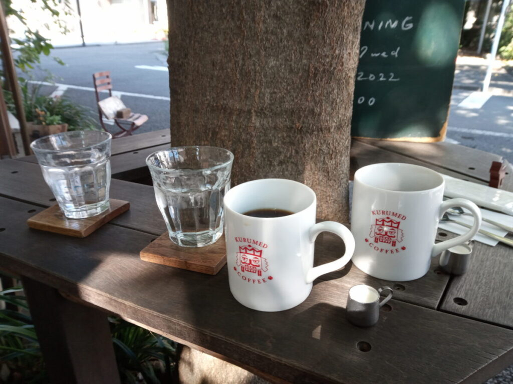 クルミドコーヒーのテラス席のテーブルに置かれたコーヒー