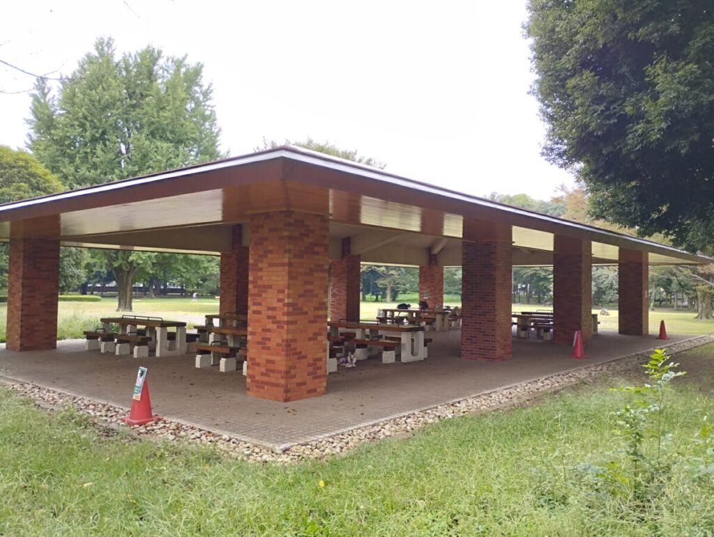 野川公園の少年キャンプ場にある屋根付きの休憩所